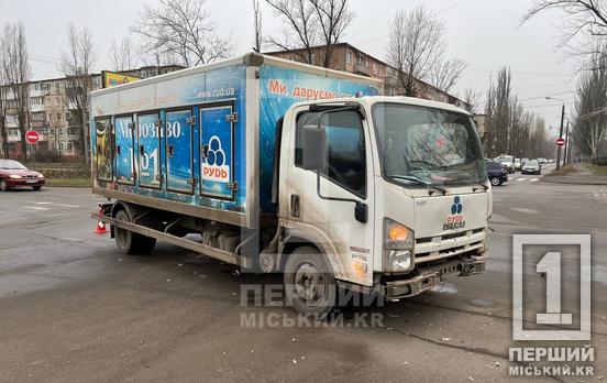 Маневр не вдався: біля парку «Ювілейний» зіштовхнулися Ford та вантажівка з морозивом