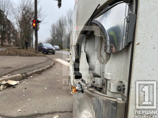 Маневр не вдався: біля парку «Ювілейний» зіштовхнулися Ford та вантажівка з морозивом4