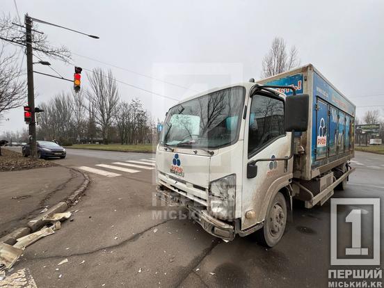 Маневр не вдався: біля парку «Ювілейний» зіштовхнулися Ford та вантажівка з морозивом5