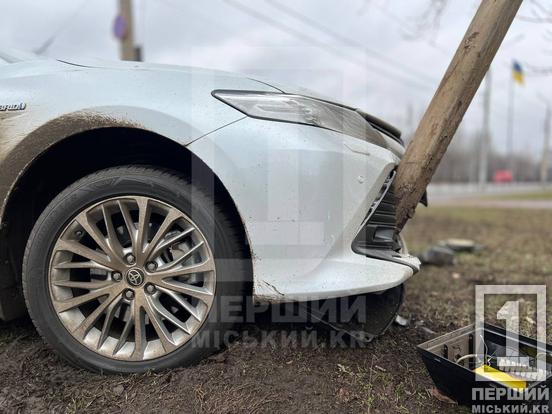 Одна з автівок  налетіла на стовп: у Кривому Розі поблизу міськвиконкому вдарилися Toyota та Renault2