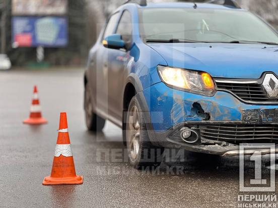 Одна з автівок  налетіла на стовп: у Кривому Розі поблизу міськвиконкому вдарилися Toyota та Renault1