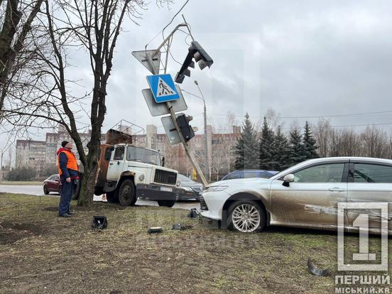 Одна з автівок  налетіла на стовп: у Кривому Розі поблизу міськвиконкому вдарилися Toyota та Renault6