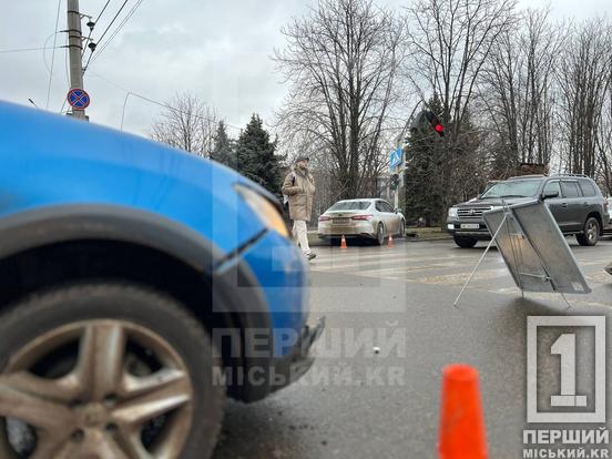 Одна з автівок  налетіла на стовп: у Кривому Розі поблизу міськвиконкому вдарилися Toyota та Renault7