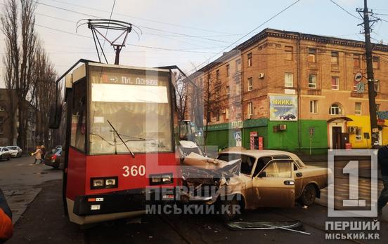 Постраждалого вирізали з автівки рятувальники: у Металургійному районі Кривого Рогу зіштовхнулися Волга та трамвай