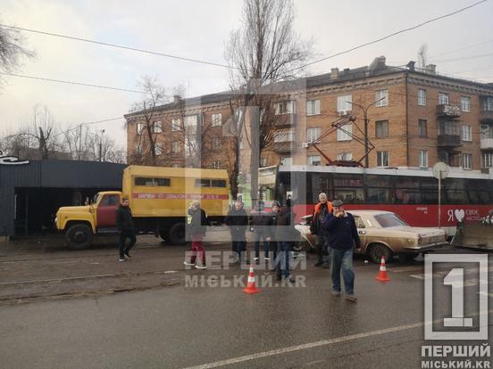 Постраждалого вирізали з автівки рятувальники: у Металургійному районі Кривого Рогу зіштовхнулися Волга та трамвай6