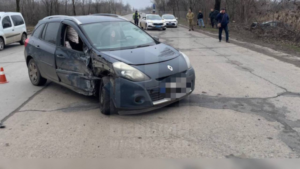 У Кривому Розі автомобіль Kia вилетів у кювет4