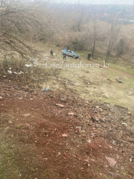 У Кривому Розі чоловік на легковому авто злетів у кювет, але дивом врятувався0