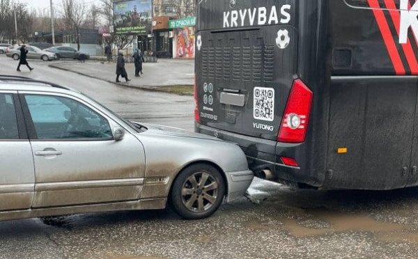 У Кривому Розі легковик зіштовхнувся з автобусом футбольного клубу «Кривбас»1