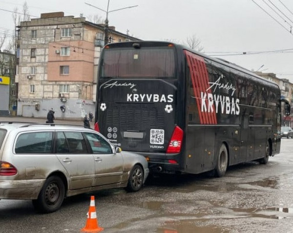 У Кривому Розі легковик зіштовхнувся з автобусом футбольного клубу «Кривбас»0