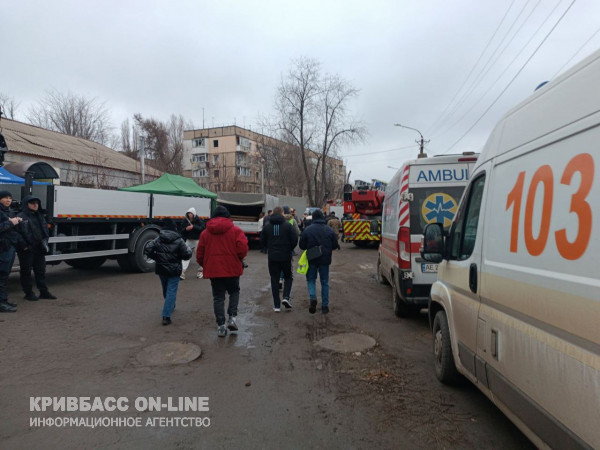 У Кривому Розі триває ліквідація наслідків ракетної атаки. Працює штаб допомоги постраждалим2