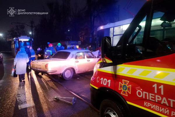 У Кривому Розі в ДТП потрапили легковий автомобіль і трамвай, травмовано водія авто (подробиці)0