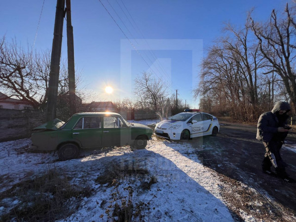 У Кривому Розі водій не зупинив своє авто на вимогу патрульних і вирулив  у стовп0