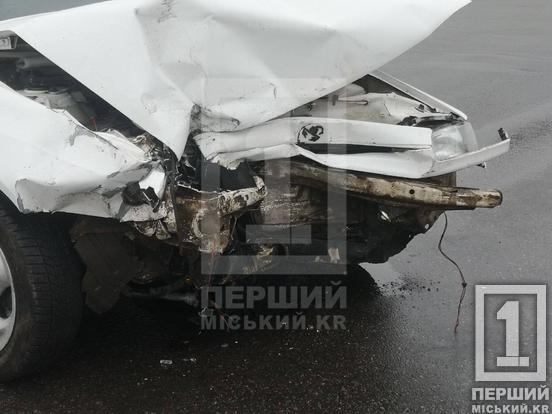 У обох розтрощені «морди»: на Нікопольському шосе вдарилися Skoda та Лада3