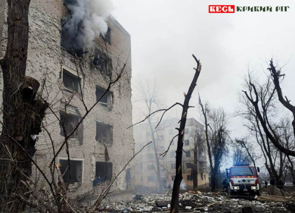 Рятувальники обстежують місце ракетного удару в Кривому Розі