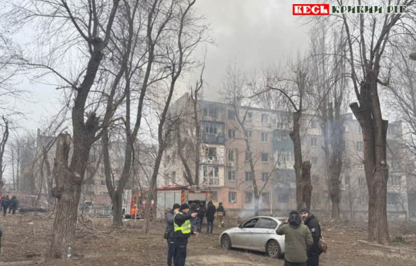 На місці ракетного удару по Кривому Рогу працюють рятувальники та правоохоронці