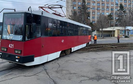 Викликали важку техніку: на вулиці Соборності вагон зійшов з рейок