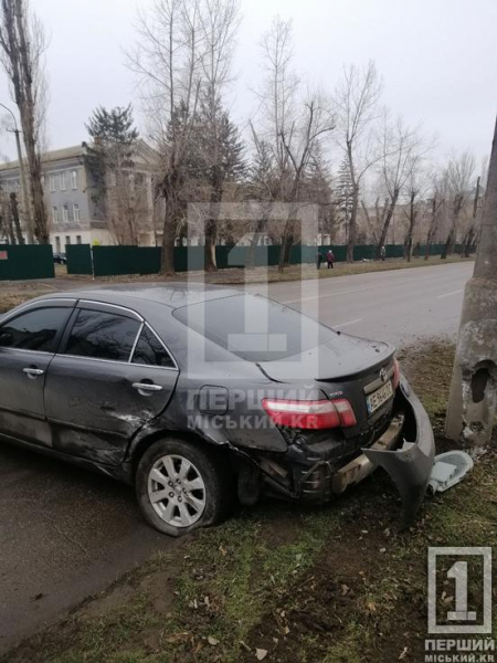 Водій відволікся на дитину: у Кривому Розі у районі парку Героїв аварія з ВАЗ та Toyota1