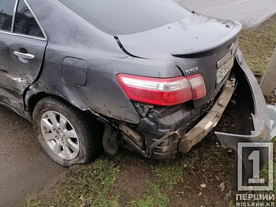 Водій відволікся на дитину: у Кривому Розі у районі парку Героїв аварія з ВАЗ та Toyota2