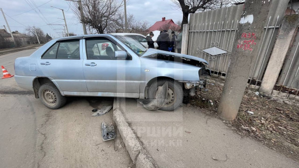 Чергова ДТП у Кривому Розі: Chery протаранила Chevrolet і опинилася на тротуарі3