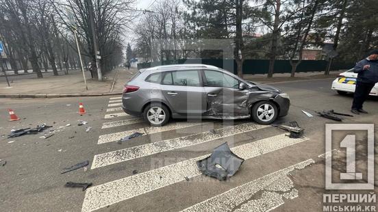 Дітей оглядають медики: на перетині Тільги та Мистецької ДТП з Renault та Toyota2