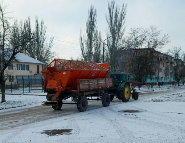 Комунальники вивели спецтехніку на вулиці: прибирають сніг та посипають автошляхи3