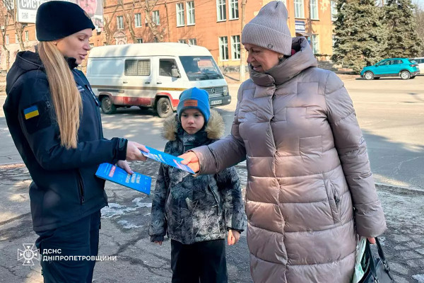 Криворізькі фахівці ДСНС навчали дорослих та дітей основам мінної безпеки0