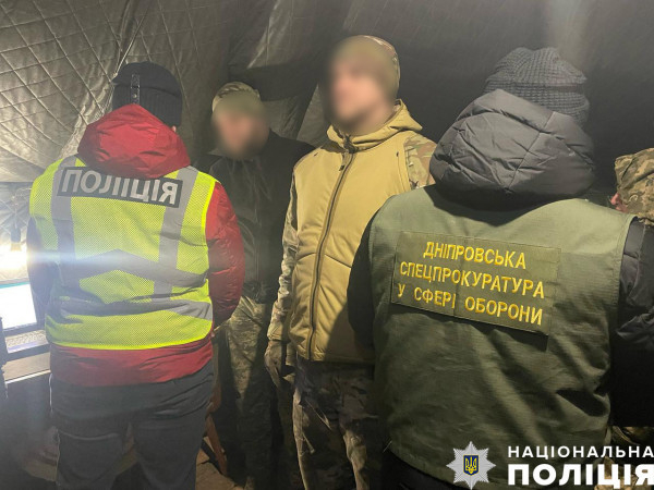 На Дніпропетровщині поліцейські викрили групу військовослужбовців, які сприяли вчиненню системного дезертирства з лав ЗСУ1