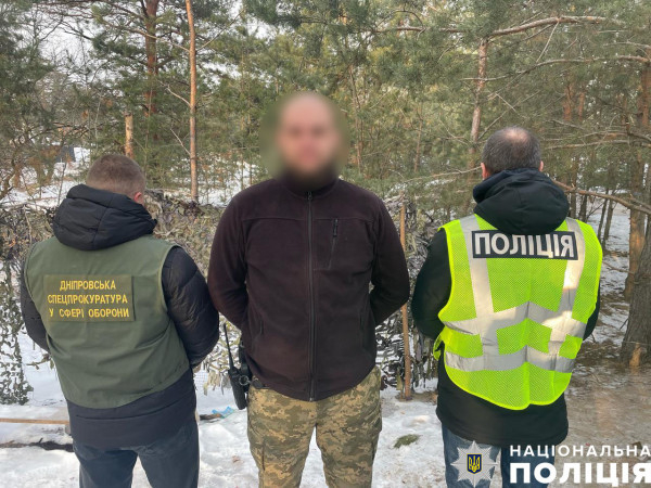 На Дніпропетровщині поліцейські викрили групу військовослужбовців, які сприяли вчиненню системного дезертирства з лав ЗСУ2