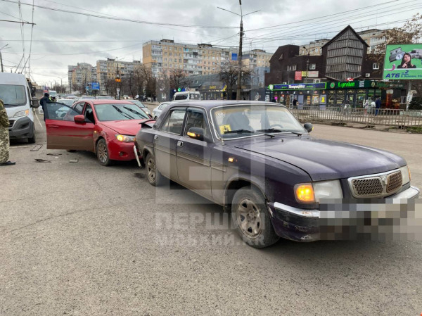 На перехресті Володимира Великого та Космонавтів зіткнулися чотири авто0