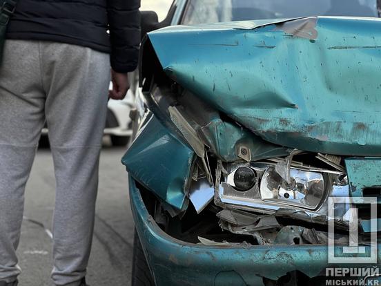 На перехресті вул. Героїв АТО та проспекту Металургів Lada наздогнала Dacia2