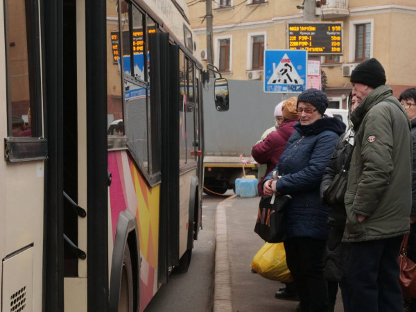 О. Вілкул: Для зручності пасажирів з 3 лютого на маршрути 228 та 228А виходять два додаткові автобуси. Дістатися з півночі на південь міста стане ще комфортніше і що важливо - безкоштовно!3