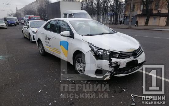 Обидві автівки відправляться на СТО: у Кривому Розі на проспекті Миру не розминулися Audi і таксі