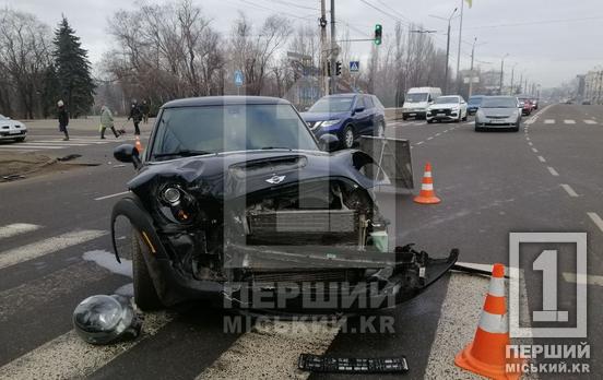 Підвела увага: у Кривому Розі у районі «квіткового годинника» не поділили автошлях Mini Cooper та Chevrolet