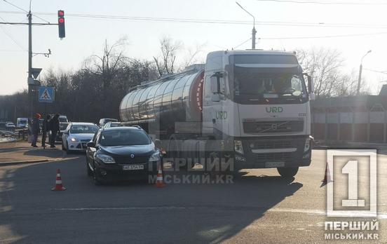 Ранкові неприємності неподалік Терміналу: у Кривому Розі «притерлися» фура та Renault