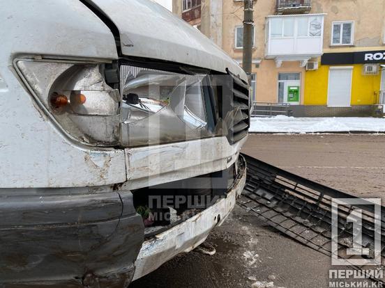 Ранок не задався: у Покровському районі на дорозі не розминулися маршрутка і легковик2