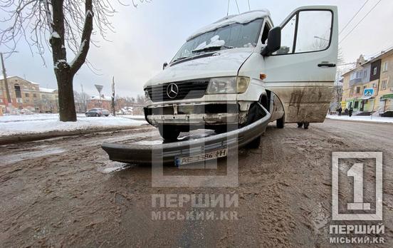 Ранок не задався: у Покровському районі на дорозі не розминулися маршрутка і легковик