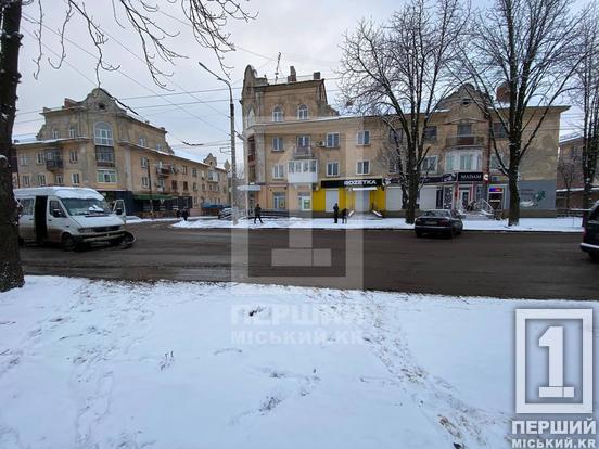 Ранок не задався: у Покровському районі на дорозі не розминулися маршрутка і легковик4