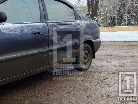 Ранок не задався: у Покровському районі на дорозі не розминулися маршрутка і легковик3