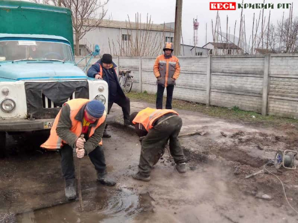 Аварію усувають працівники Апостоловеводоканалу в Криворізькому районі