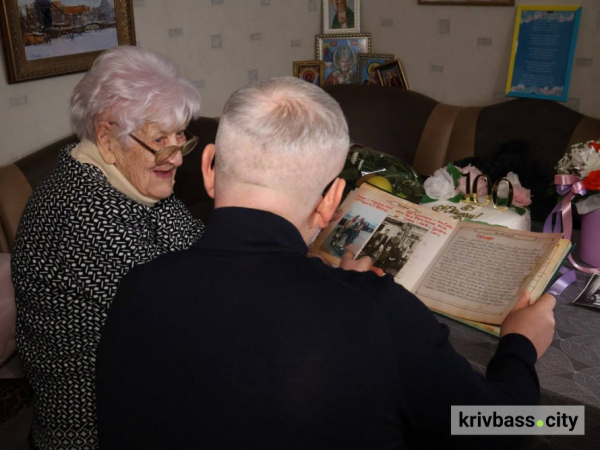 Сто років служіння освіті та людям: у Кривому Розі привітали ювілярку Марію Кухту1