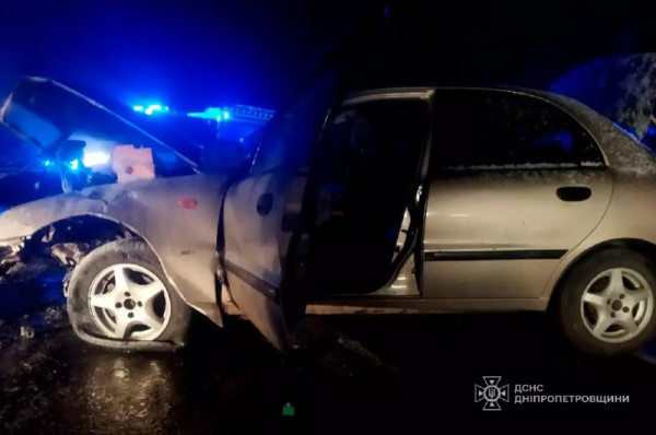 Троє людей постраждали у ДТП на трасі у Криворізькому районі: водій легковика не впорався із керуванням1