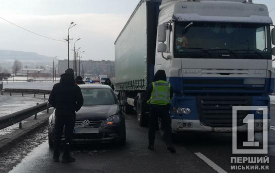 У Центрально-Міському районі Кривого Рогу не роз’їхалися фура та легковик