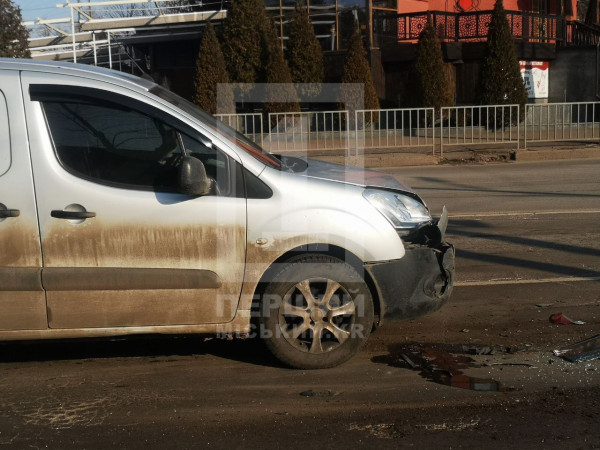 У Кривому Розі Citroën в’їхав у навчальне авто5