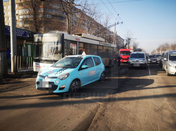 У Кривому Розі Citroën в’їхав у навчальне авто0