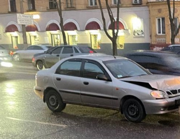 У Кривому Розі на проспекті Миру зіткнулися два автомобілі0