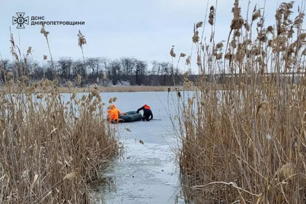 У Кривому Розі на річці рибалка провалився під кригу, його витягли рятувальники0