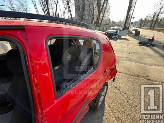 У Кривому Розі не поділили дорогу Volkswagen та Geely: маму з дитиною забрала «швидка»4