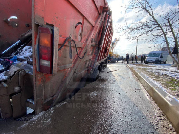 У Кривому Розі вже кілька годин намагаються дістати сміттєвоз, який провалився під асфальт0