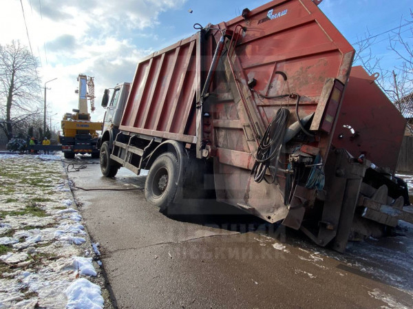 У Кривому Розі вже кілька годин намагаються дістати сміттєвоз, який провалився під асфальт3