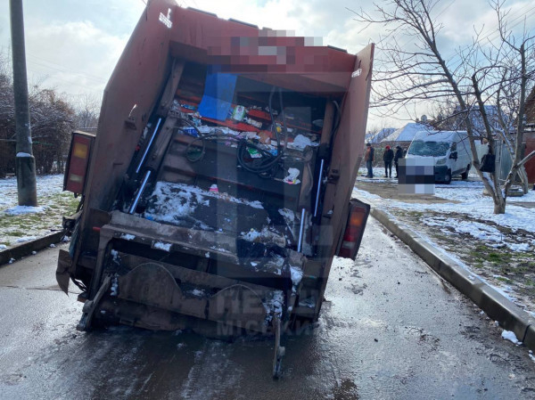 У Кривому Розі вже кілька годин намагаються дістати сміттєвоз, який провалився під асфальт2